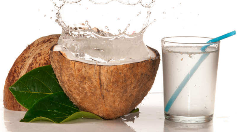 Sau sinh uống nước dừa được không?