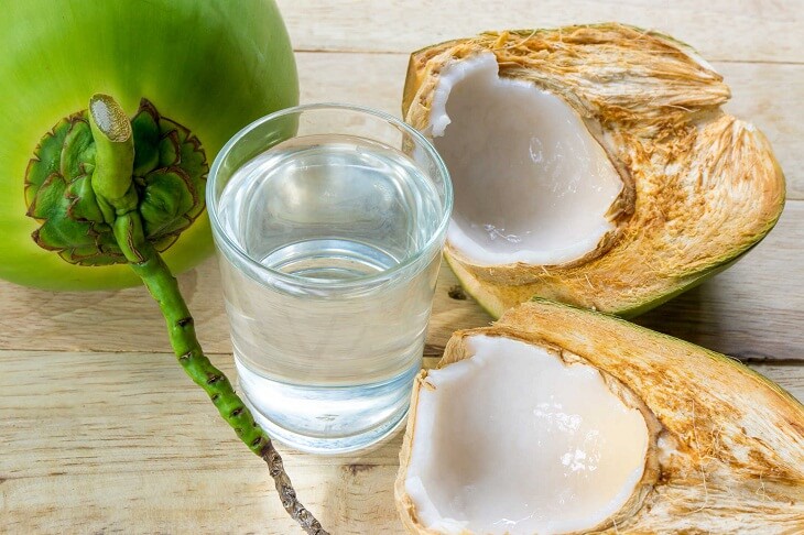 Sau sinh uống nước dừa được không?