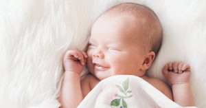 Trẻ sơ sinh cười khi ngủ